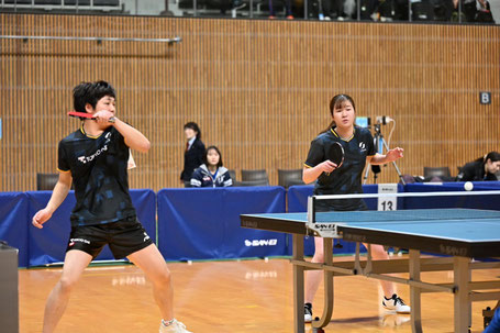 坂本(TOKYO GAS/写真左)・関口ペアは息の合ったプレーで1回戦を勝利(写真提供:卓球メディアRallys)