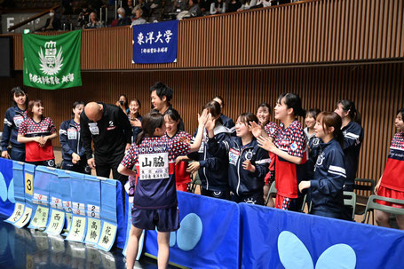 早稲田大学戦ラストで勝利した山脇を迎えるベンチ(写真提供:関東学生卓球連盟)
