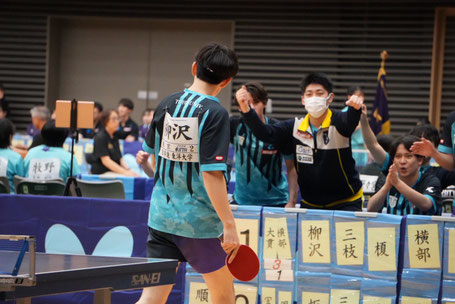 柳沢はベンチの応援を背に、順天堂大学戦で貴重な1勝を挙げた