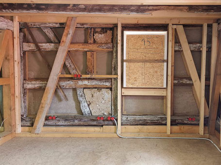 Altes Holzfachwerk vor der Sanierung, bereit für die Ausfachung