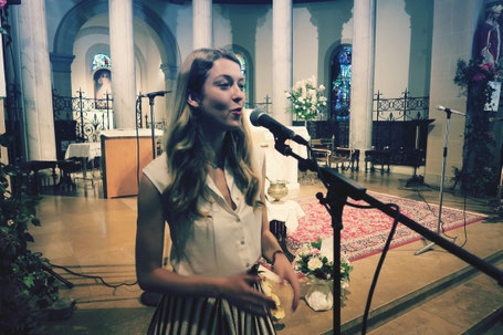 Chanteuse et pianiste accompagnant une inhumation à Nantes, prestation musicale douce et respectueuse de la cérémonie. 🎹🕊️