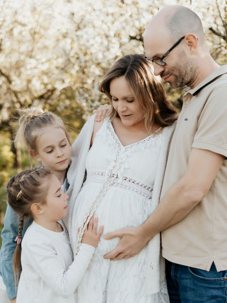 babybauch-fotoshooting-in-der-natur-mit-partner-dresden-radebeul-radeberg