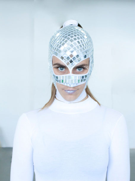 Portrait von Veruschka Bohn mit Spielgelmaske