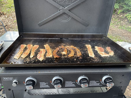 grillades de lard cuisant sur une plaque