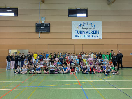 Gruppenfoto aller Beteiligten und zwei zweiten Klassen
