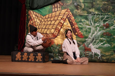 "Hänsel und Gretel" vor dem Hexenhäuschen
