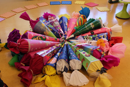 Schultüten der neuen Erstklässler in einem Kreis