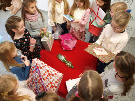 Kinder packen Geburtstag Geschenke aus Kindergeburtstag Indoor Düsseldorf für Mädchen
