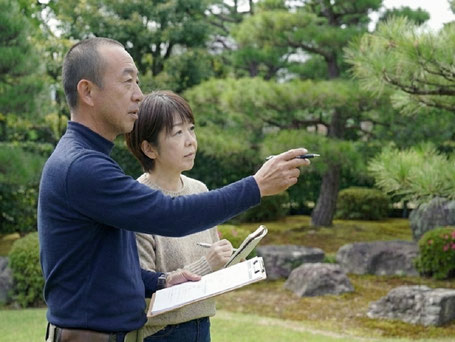 お客様と相談しながら庭の手入れ内容を決める植木屋・纏造園