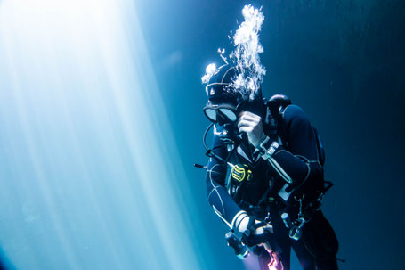 Schnuppertauchen - Taucher beim Schnupper-Tauchkurs im Pool in Berlin