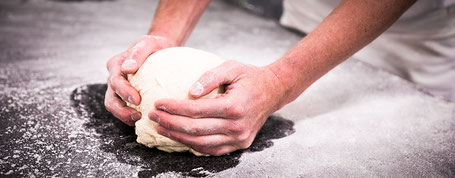 Echtes Bäckerhandwerk - der Teig wird von Hand geformt