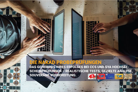 Zwei Laptops mit NAKAD Probeprüfungen – realistische Tests zur Vorbereitung auf CCS und SYA Hochseescheinprüfungen.