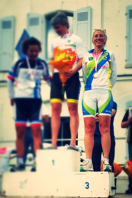 podium compétition vélo de course femme