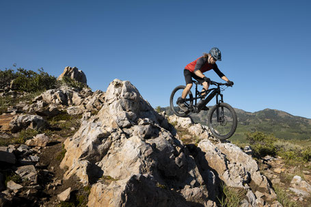 Mountainbiker fährt auf steinigem Gelände