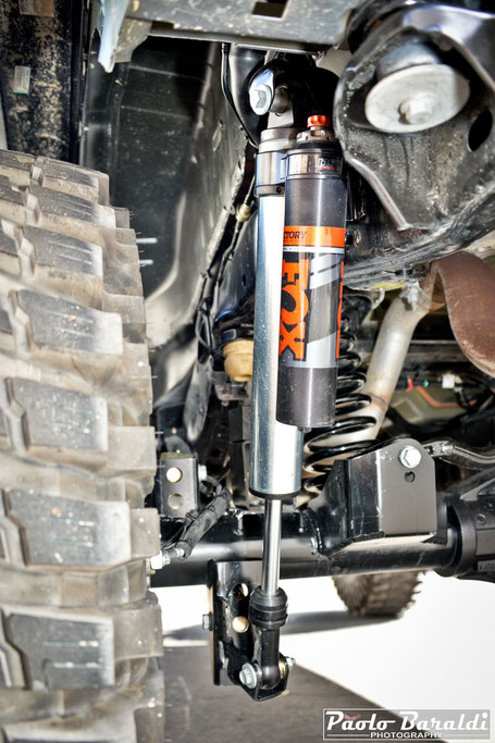 The rear shock absorbers are of the 2.5 "Fox Factory Race Series Smooth Body with external tank