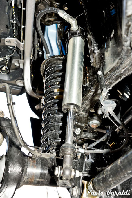 The front shock absorbers are of the 2.5 "Fox Factory Race Series Smooth Body with external tank