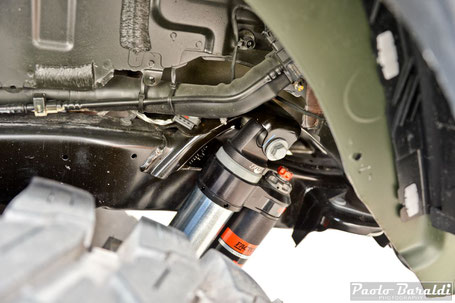 Special upper connection of the rear shock absorbers. In the JL they are fixed externally to the frame