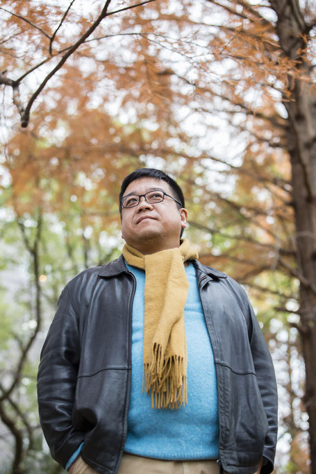 Ein Mann aus asiatischer Kultur denkt über den Magenbeipass nach.