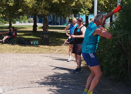 Allrounder Reinhard Rhaue beim Kugelstoßauftakt.