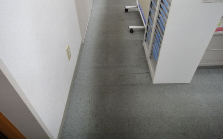 作業前の事務所通路カーペットに残る黒ずみ汚れ