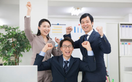清潔なオフィスで働くスタッフのイメージ