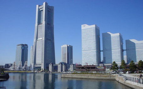 横浜みなとみらいの街並みと地元横浜の清掃会社イメージ