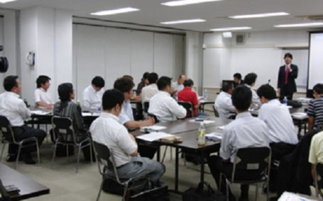 清掃技術の研修・勉強会に参加するスタッフのイメージ