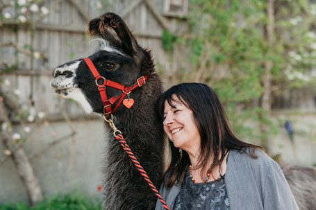 Glücksmoment mit einem Lama auf dem Pointnerhof. Lamas machen glücklich!