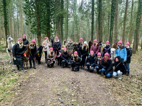JGA‑Gruppe mit Alpakas und Lamas für ein Erinnerungsfoto am Pointnerhof.