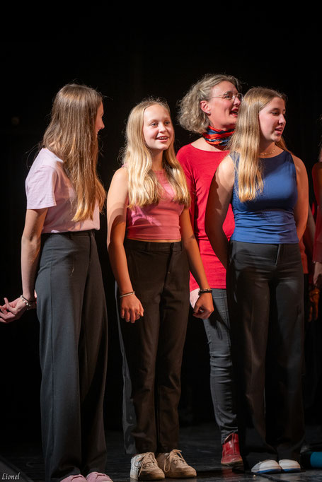 Ecole de musique EMC à Crolles – Grésivaudan : Chorale pour adolescents, Les J&J, lors d’un concert.