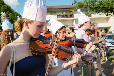 Ecole de musique EMC à Crolles – Grésivaudan : jeune musicienne jouant du violon lors d’un cours individuel.