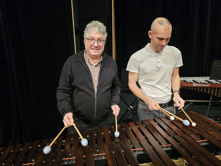 Ecole de musique EMC à Crolles - Grésivaudan : classe de percussions, jeunes et moins jeunes réunis