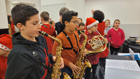 Ecole de musique EMC à Crolles – Grésivaudan : musiciens jouant du saxophone lors d’une répétition.
