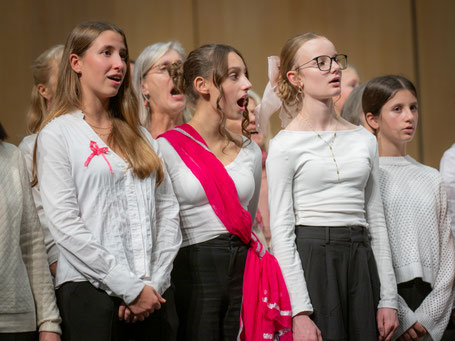 Ecole de musique EMC à Crolles – Grésivaudan : Chorale pour adolescents, Les J&J, lors d’une répétition d’un spectacle. 