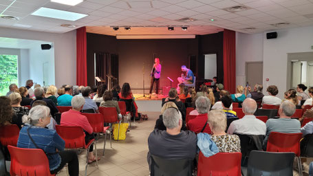 Ecole de musique EMC à Crolles - Grésivaudan : Chanteur de musiques actuelles lors d'un concert