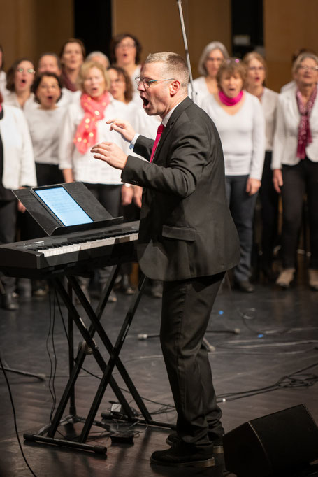Ecole de musique EMC à Crolles - Grésivaudan :  et son chef de choeur Florian Martinetdurant une répétition.