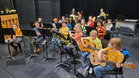 Ecole de musique EMC à Crolles – Grésivaudan : Jeune garçon jouant de la guitare classique lors d’une répétition.