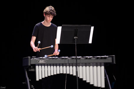 Ecole de musique EMC à Crolles – Grésivaudan : jeune musicien jouant de la batterie lors d'un spectacle.