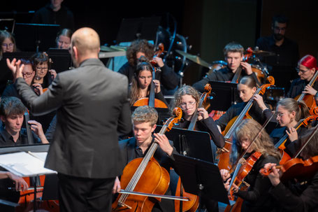 Ecole de musique EMC à Crolles - Grésivaudan : jeunes musiciens lors d'un concert en orchestre.