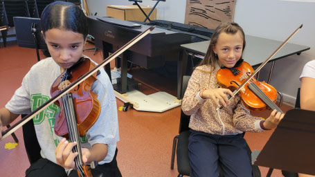 Ecole de musique EMC à Crolles - Grésivaudan : pratique collective de violon lors d'un concert