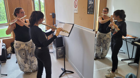 Ecole de musique EMC à Crolles – Grésivaudan : Jeune musicienne jouant de la flûte traversière lors d’une pratique en orchestre.