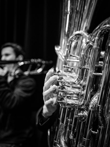 Ecole de musique EMC à Crolles – Grésivaudan : Jeune musicienne jouant du tuba lors d’un concert.
