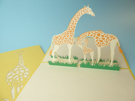 Carte pop-up famille de girafe félicitations naissance