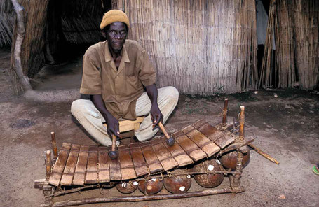 Balafon de funérailles à quatorze lames avec résonateurs en calebasses. © P. Kersalé 1999-2024.