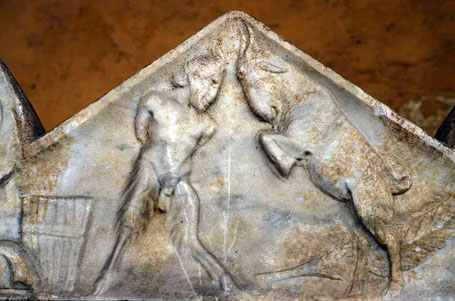 Le dieu Pan affrontant un bouc. Sa flûte de Pan se trouve derrière lui.