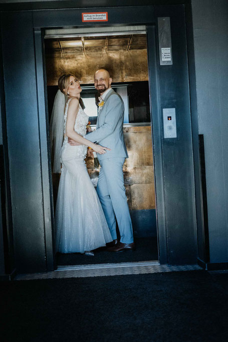 dein hochzeitsfotograf in münchen - klaudia und stefan im fahrstuhl