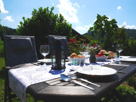 Essbereich mit Ausblick - Grill - Kräuter - Blumen