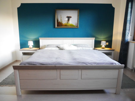 Großes Doppelbett - Schrank  - Kommode - Kinderbett - 