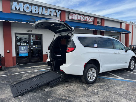 2023 Chrysler Pacifica Wheelchair Vans