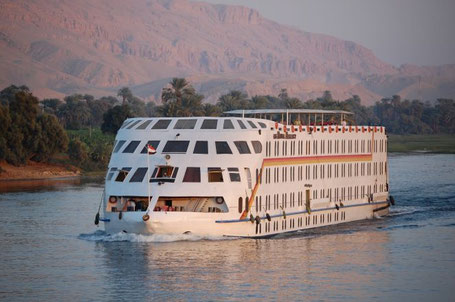 Nilkreuzfahrtschiff während der Fahrt mit vier Decks 2026